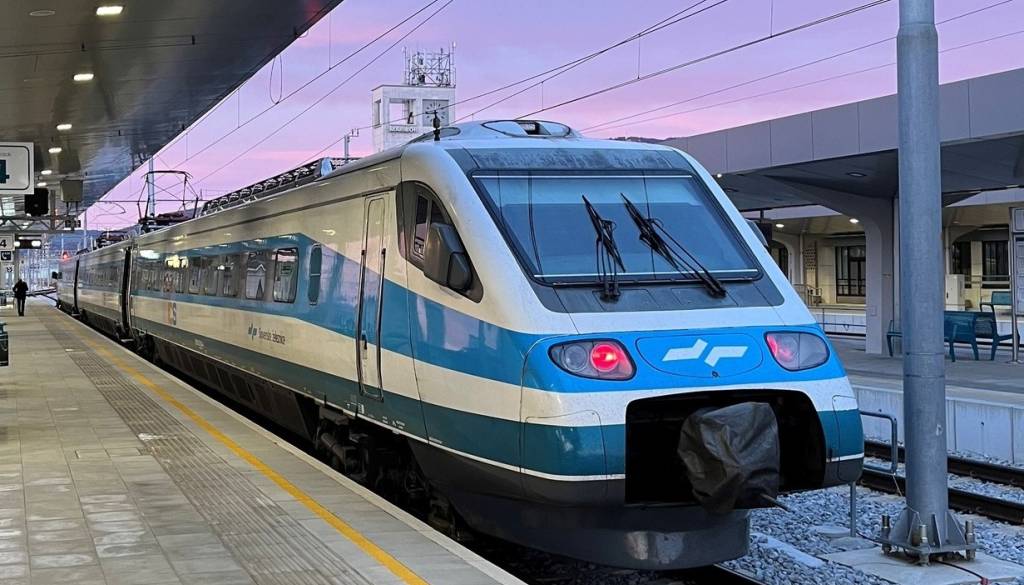 Je to rekordna zamuda pri nas? Prizor s postaje zaokrožil po spletu
