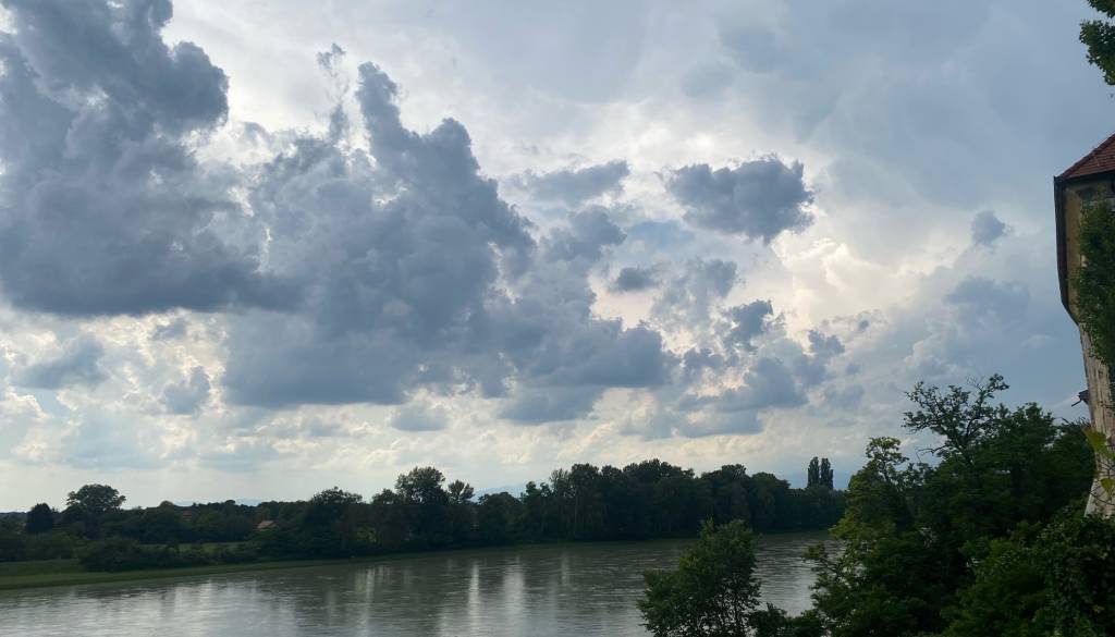 Sonce bo vztrajalo le del dneva, nato možne plohe