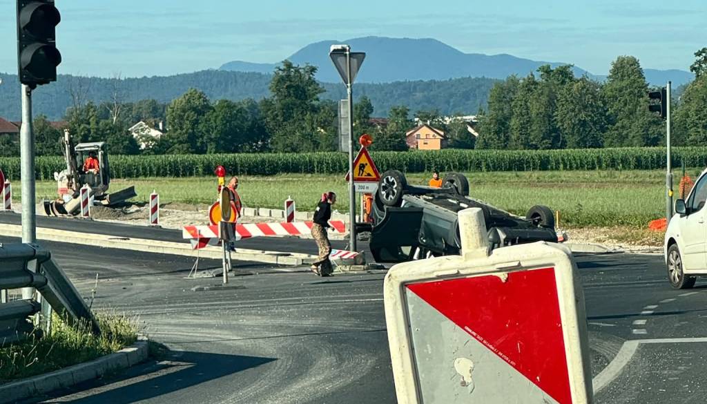 Ljubljančan navsezgodaj na priključku avtoceste končal na strehi