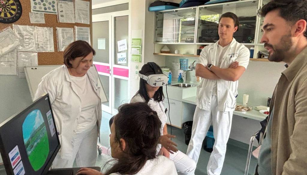 Na Nevrološki kliniki pomembna novost: bolnike po možganski kapi rehabilitirajo tudi z virtualno resničnostjo