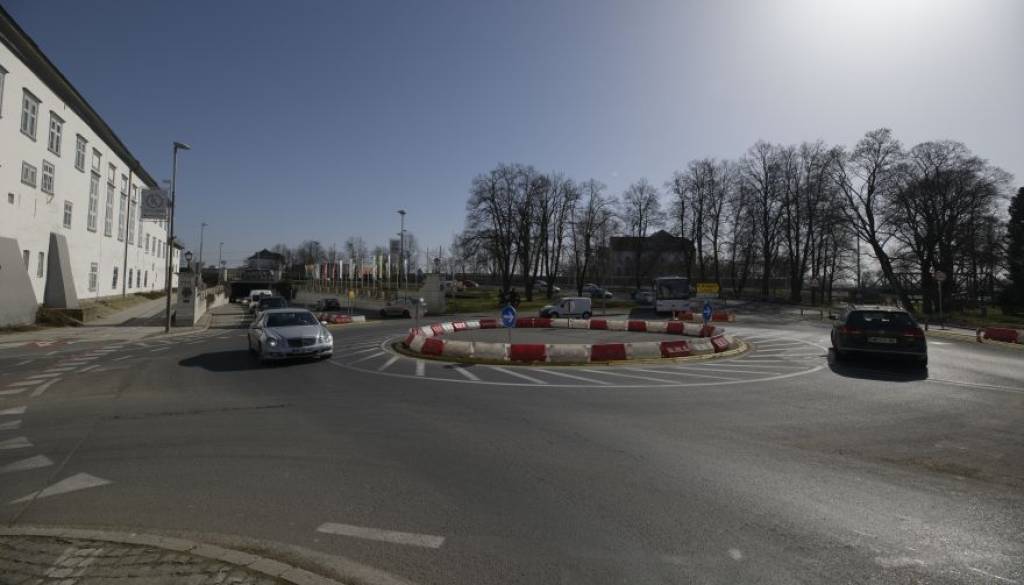 »Plastično krožišče« na Ptuju ostaja, direkcija že drugič zavrnila obe ponudbi