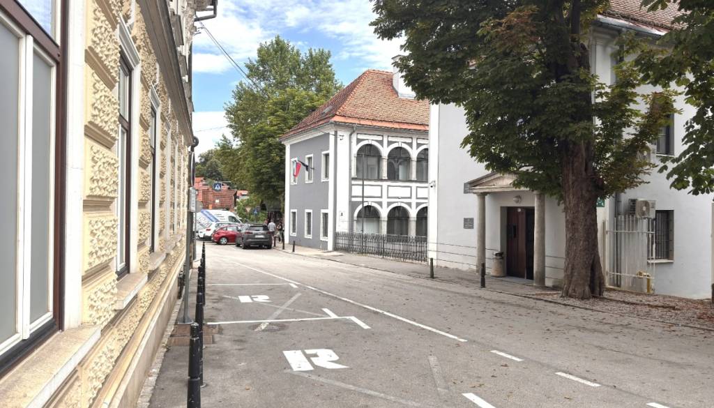 Sredi mesta nova parkirišča, a večino časa niso za občane: Uporabljala jih bo črnomaljska institucija