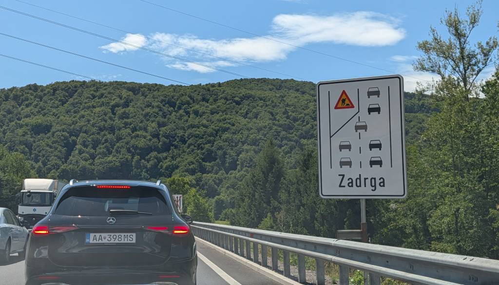 Na štajerski avtocesti zaradi »zadrge« pogosto počijo živci: Kdo ima v resnici prav?