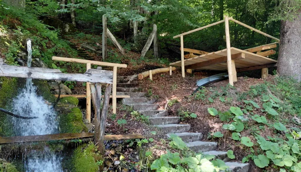 Pri Obrnah so ob vodnem viru uredili novo počivališče za kolesarje, ki naj bi ga uporabljali obiskovalci dolgo pričakovane kolesarske povezave med Bledom in Bohinjem. Zaradi gradbenih del in zapore odseka pa bodo prvi kolesarji tam predvidoma počivali šel