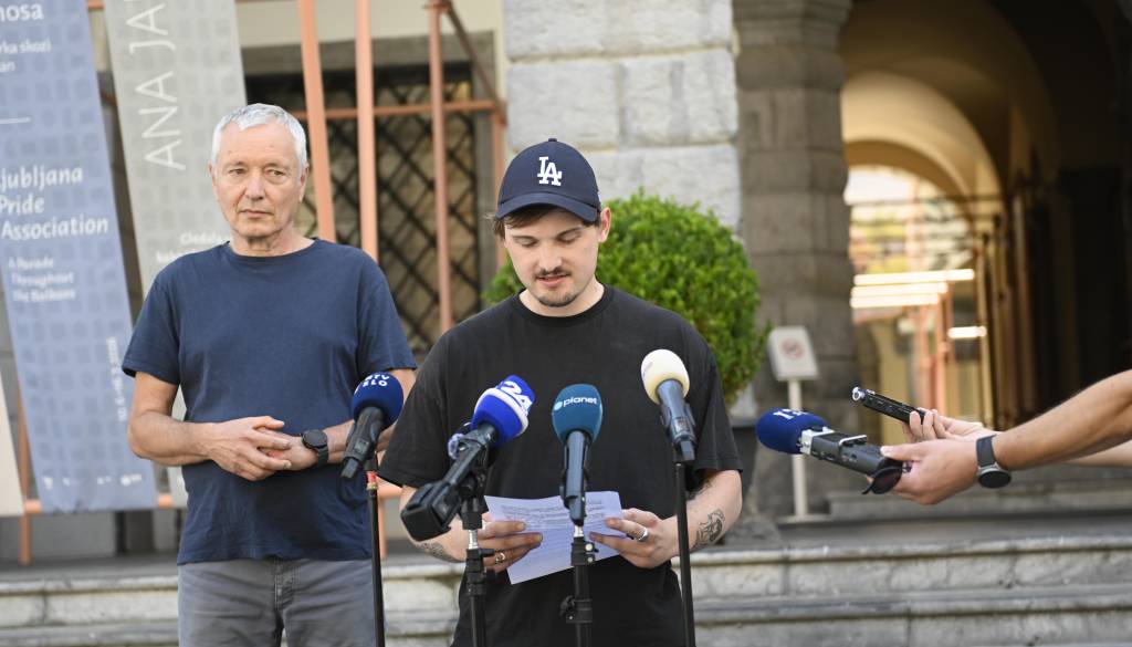 Predčasno glasovanje se je začelo, besede med Jankovićem in civilno iniciativo vse ostrejše