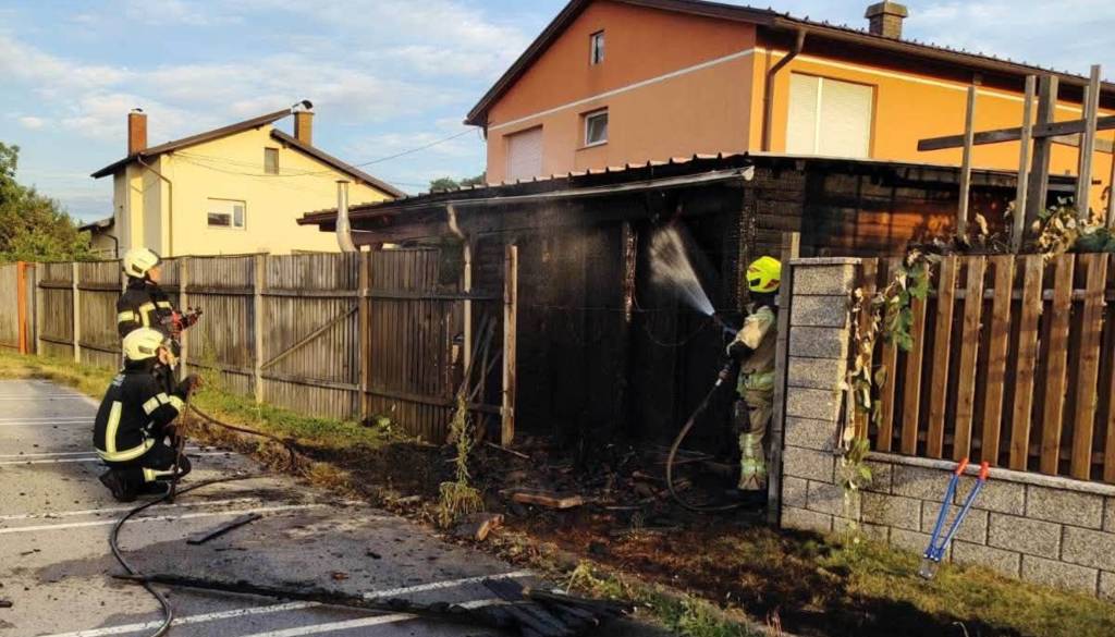 Na Pobrežju zagorela lopa, posredovali gasilci