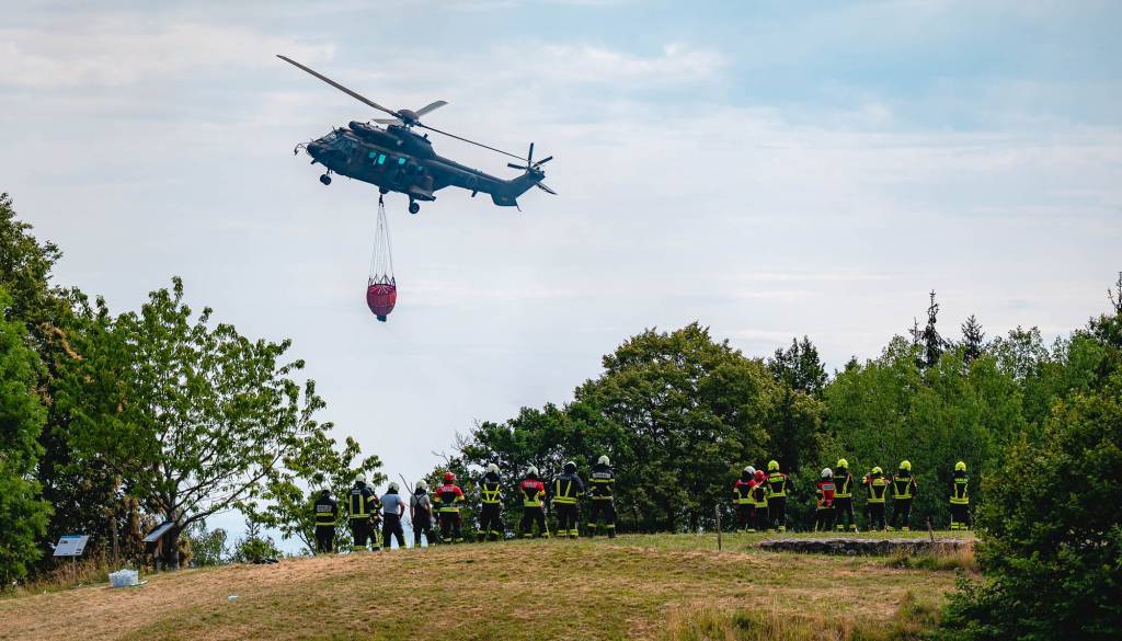 FOTO in VIDEO: V okolici Slovenske Bistrice zagorelo na težko dostopnem terenu, pomaga tudi helikopter