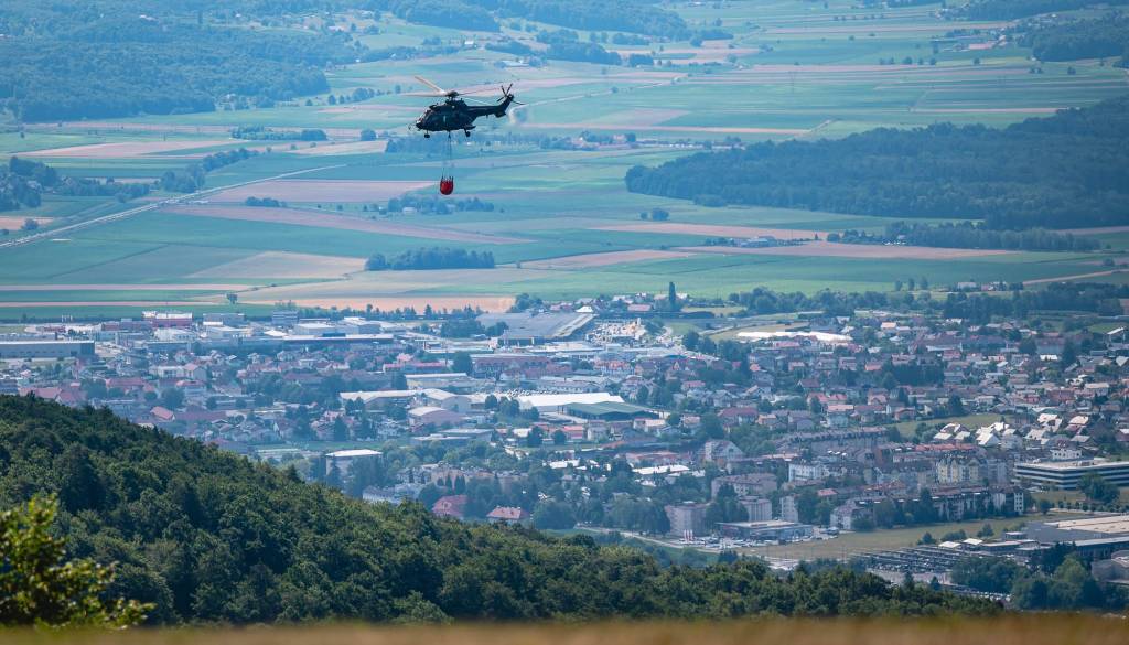 FOTO in VIDEO: Zagorelo v okolici Slovenske Bistrice, na težko dostopnem terenu pomaga tudi helikopter