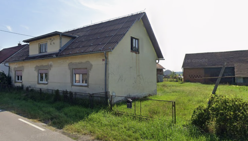 Država in občina prodajata delež starejše domačije v Krogu