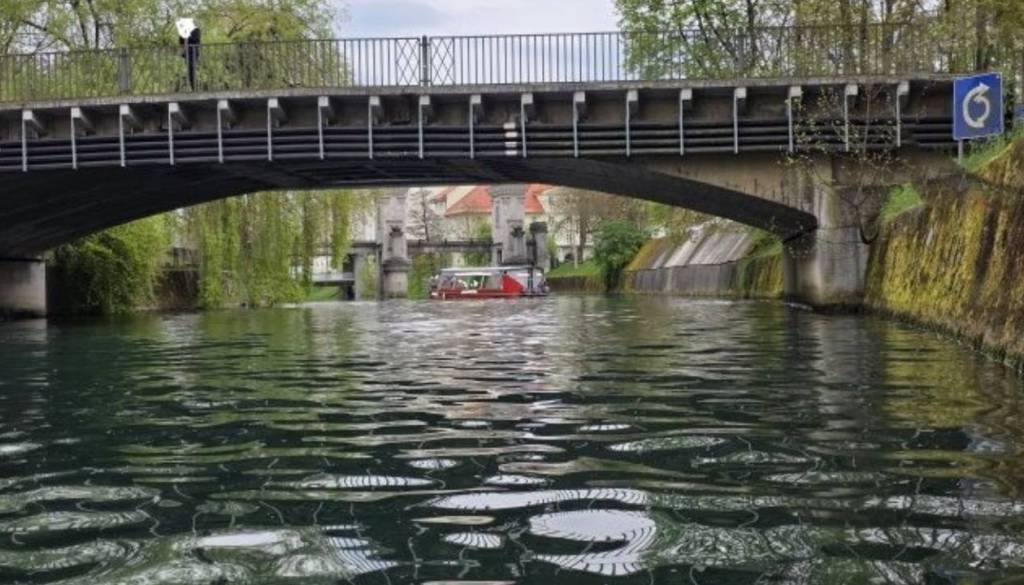 Nenavadno jutranje posredovanje v Ljubljani, v reki opazili motorno kolo