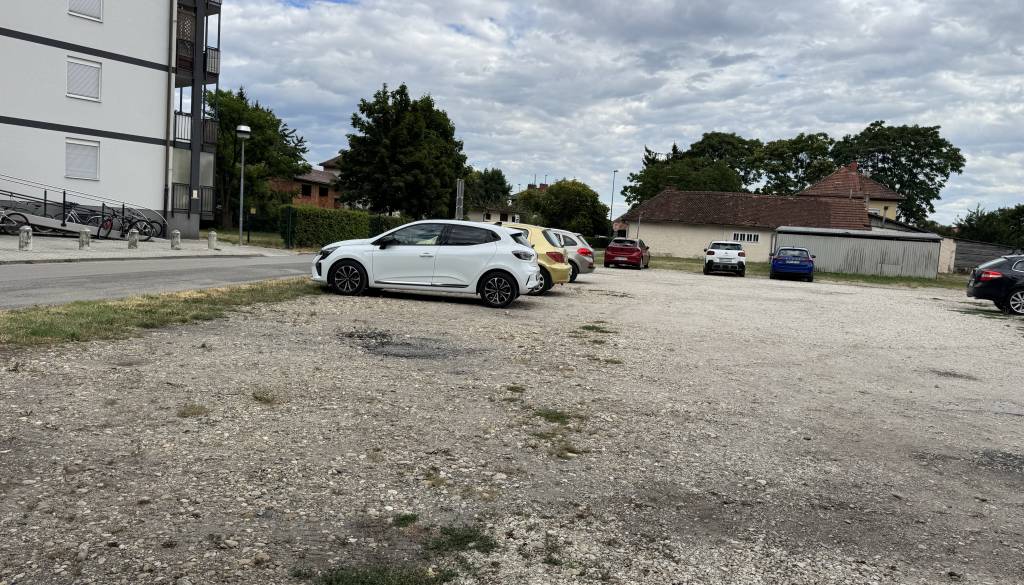 Stanovalce moti voda na makadamskem parkirišču, občina pojasnila, kaj sledi