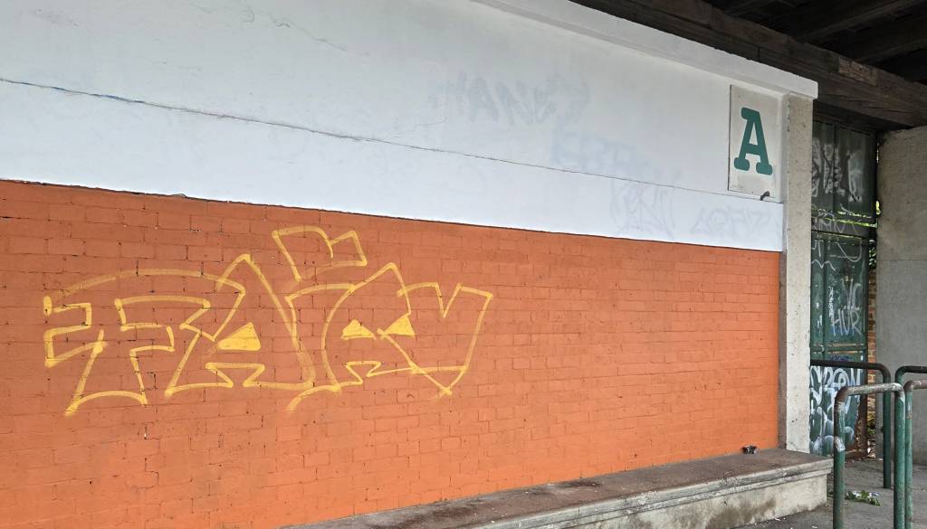 FOTO: Sveže prepleskane stene Plečnikovega stadiona že znova krasijo grafiti