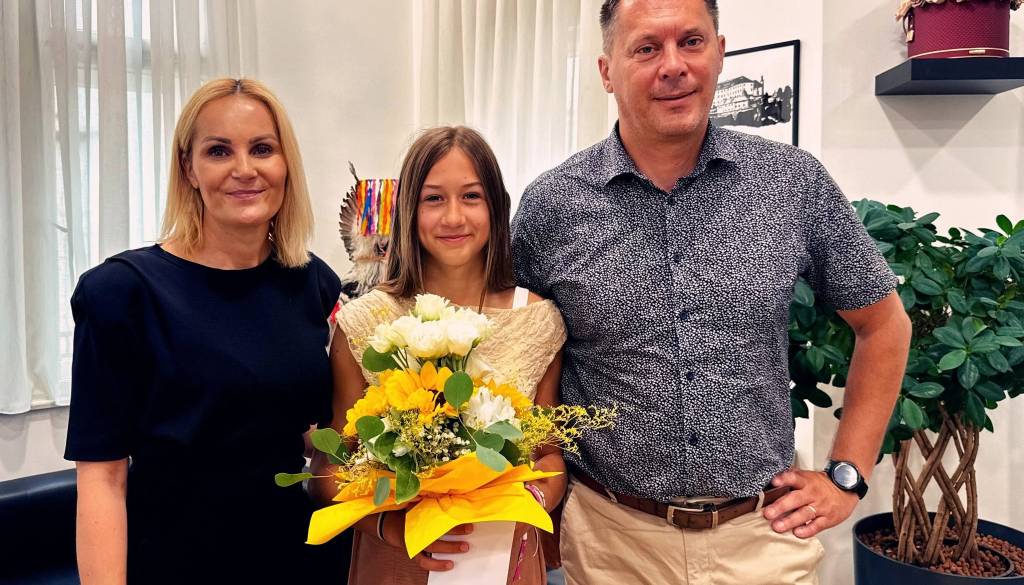 Svetovna prvakinja v street danceu Eli Kmetec na sprejemu v Mestni hiši