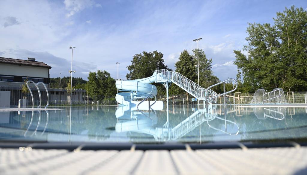 FOTO in VIDEO: Le nekaj minut iz Ljubljane odprli prenovljeno kopališče z olimpijskim bazenom in toboganom