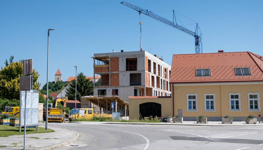 Na elitni lokaciji ob Dravi ostalo le še eno stanovanje, projekt pa že od začetka deli mnenja