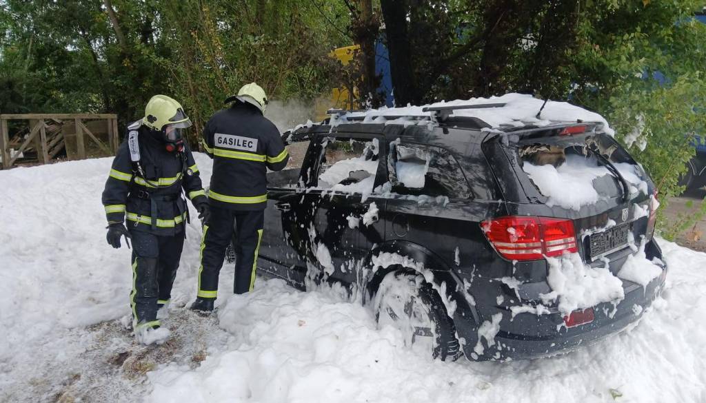 Gasilci ob meji gasili avto, ki so ga zajeli zublji: Postopek so natančno predstavili