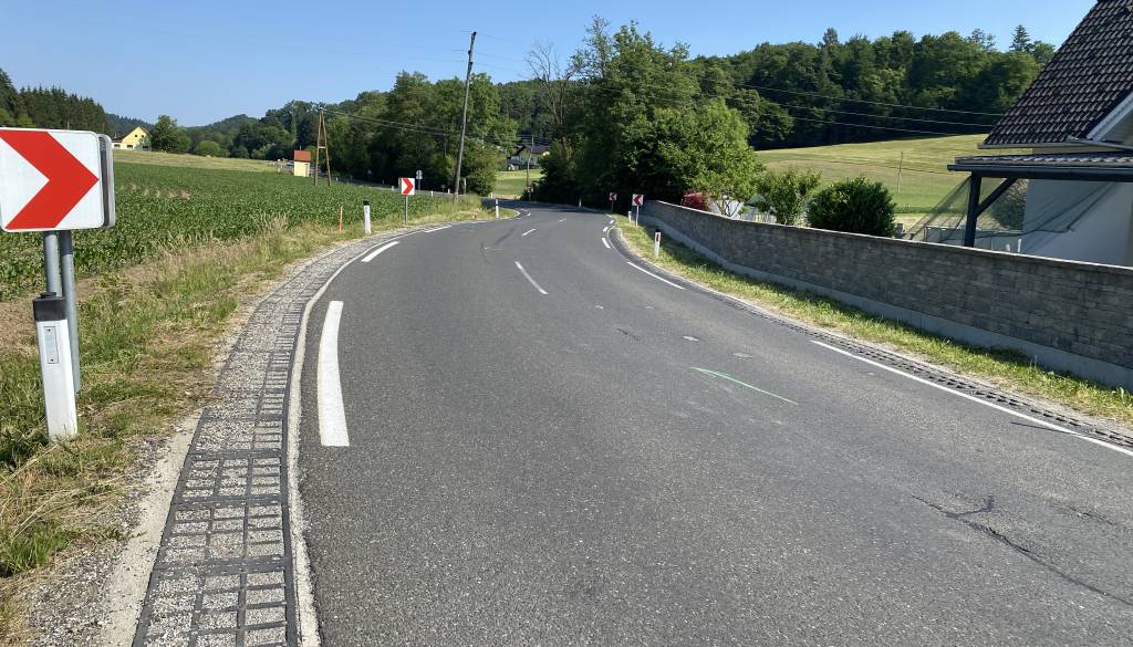 Divjanje na cesti Ptuj–Vurberk razburilo občane, policija išče voznika Porscheja