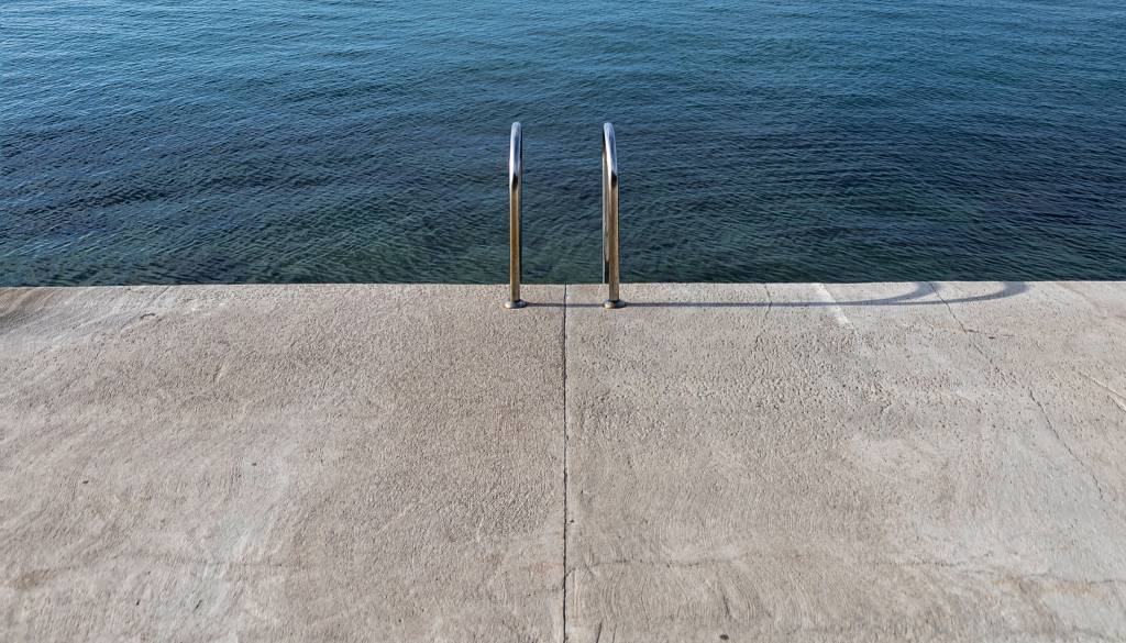 Drama na znani slovenski plaži, iz morja potegnili neodzivno osebo