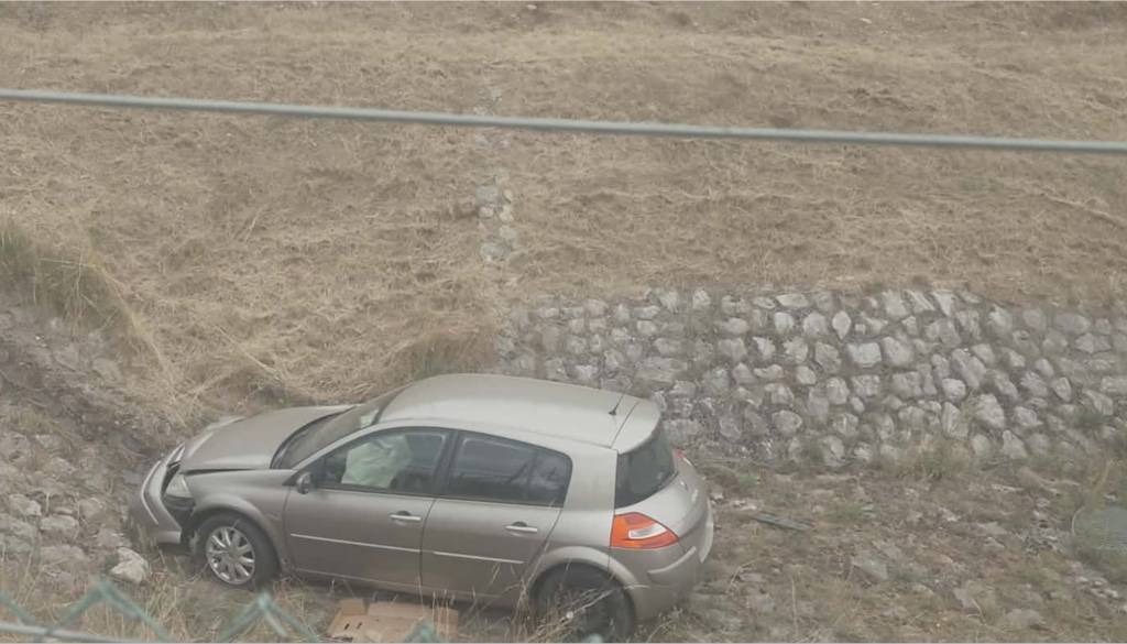 V zbiralnik vode zletela 71-letna voznica, ki je bila odpeljana v bolnišnico: Policisti ji bodo izdali plačilni nalog