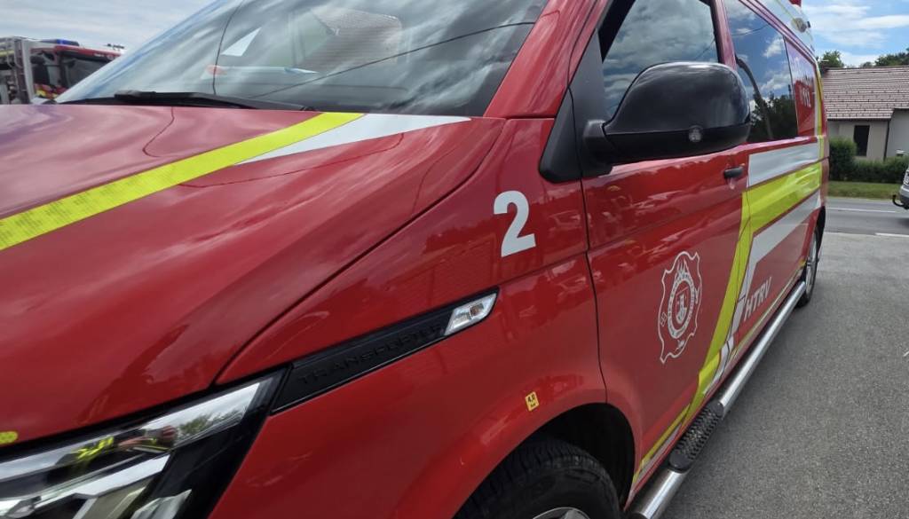 V Cvetkovcih trčili dve osebni vozili, poškodovanih šest ljudi