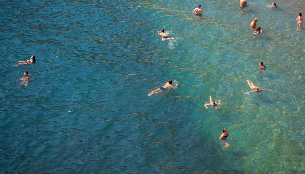 Dva očividca brez oklevanja rešila moškega v Simonovem zalivu