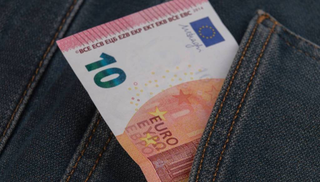 Nekaterim se obeta več romantike, drugim priložnost za finančni premik