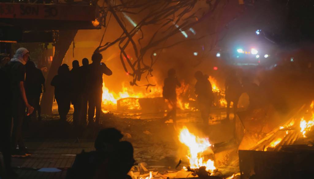 Sosedje najprej slišali poke, sledila je tragedija. Oče in dva otroka izgubili življenje