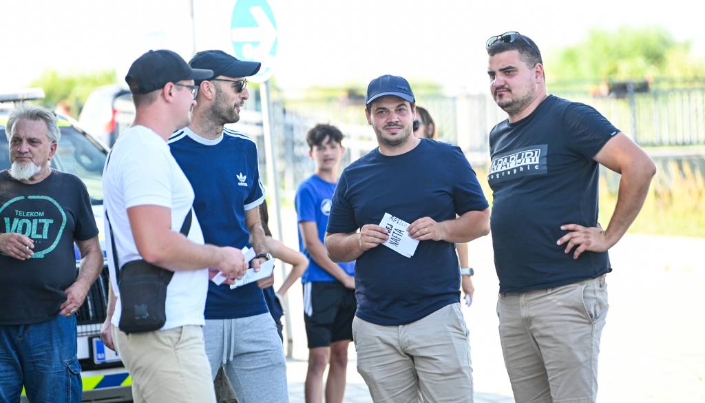 FOTO: Športni park Lendava je že skoraj poln, prekmurski derbi se bo kmalu začel