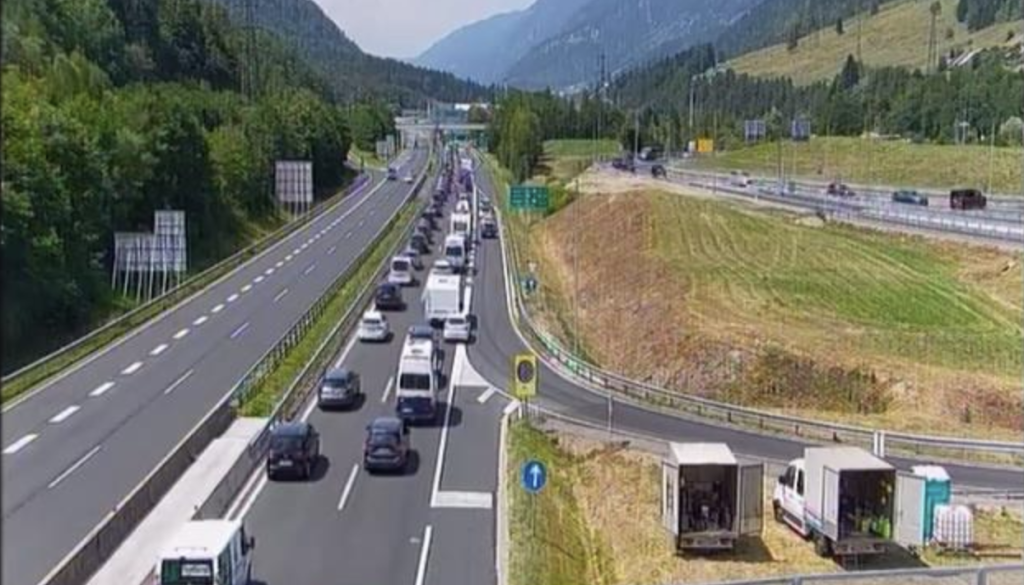 Kolone hromijo promet proti morju, najhuje je pred Karavankami in Svetim Rokom