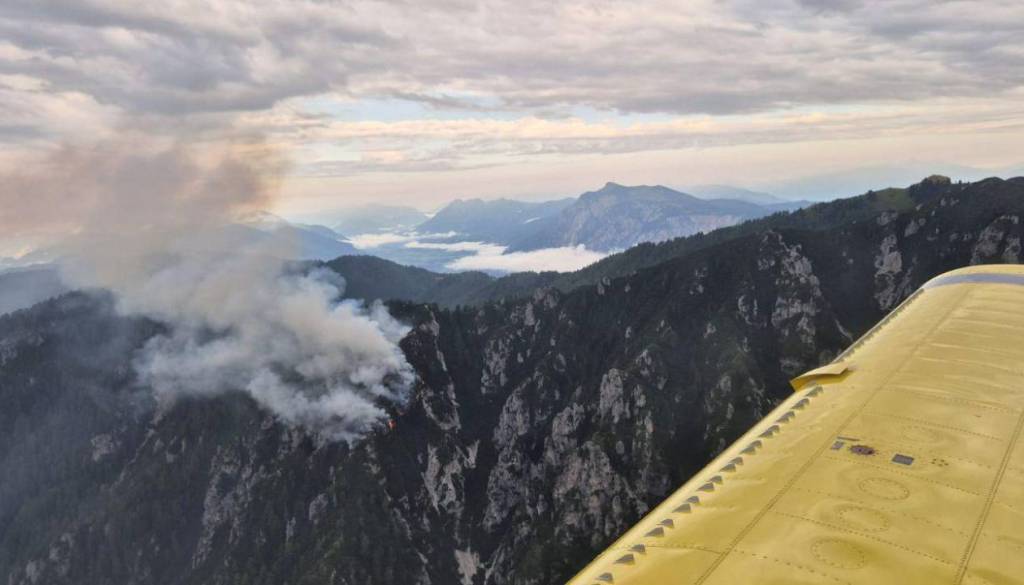 V bližini Kranjske Gore znova zagorelo: Gasilcem pomagajo letala in helikopter