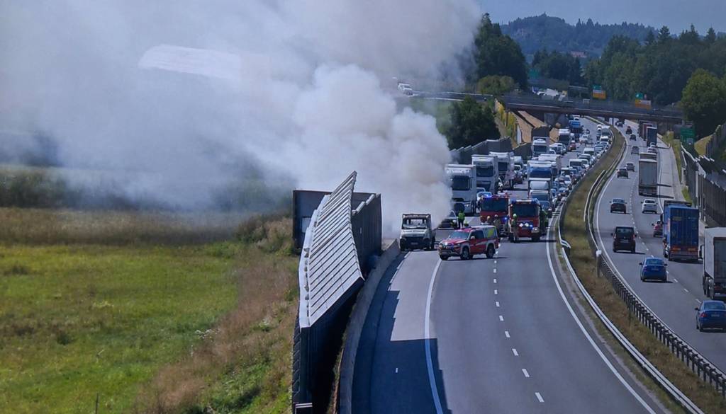 Goreče vozilo zaprlo vozni pas na štajerski avtocesti, nastajajo zastoji