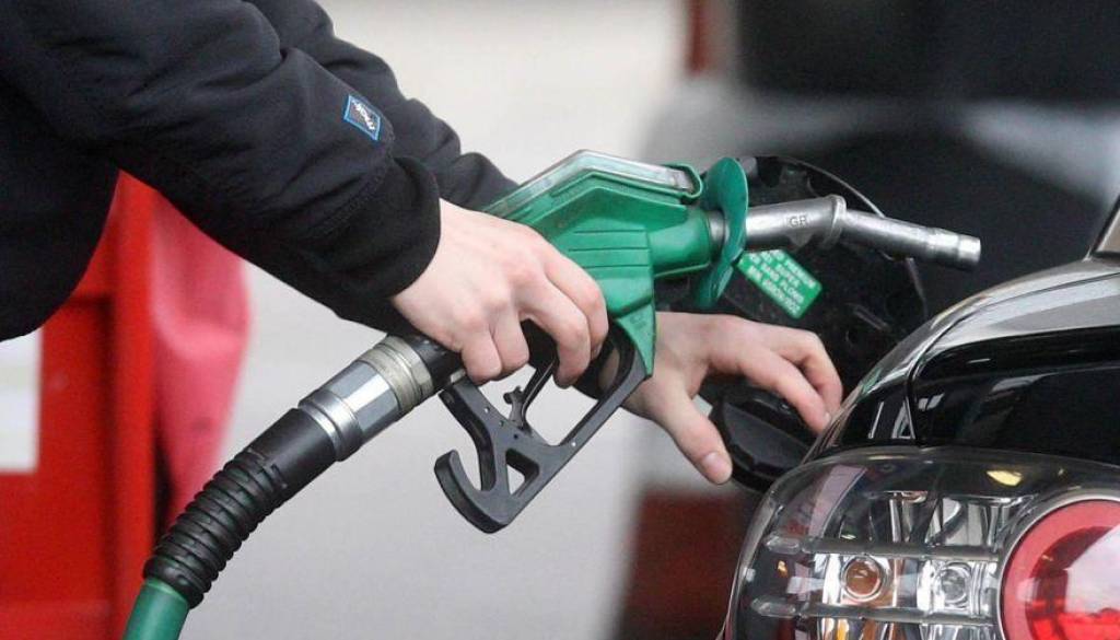 Bencin in dizel se cenita, toliko boste po novem odšteli za liter