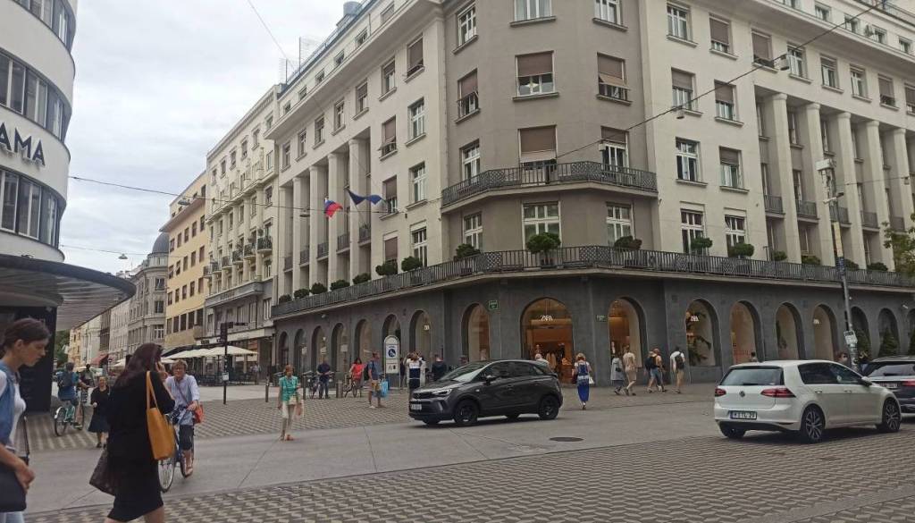 Zmeda na Slovenski cesti? Pešci in kolesarji ne vedo več, kje je njihov prostor, občina napovedala preverjanje