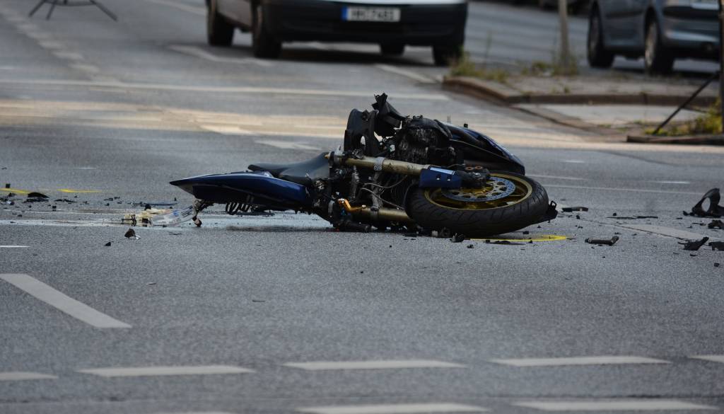 V okolici Ptuja hudo poškodovan motorist, policisti preiskujejo okoliščine