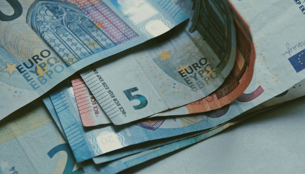 Slovenci zaslužimo več, kot naj bi potrebovali za srečo? Podatek, ki preseneča