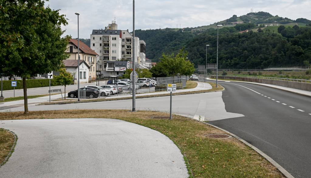 V Krškem se je začel velik projekt: Cesta bo postala enosmerna, dobili bodo 86 parkirnih mest in dva kilometra kolesarskih stez