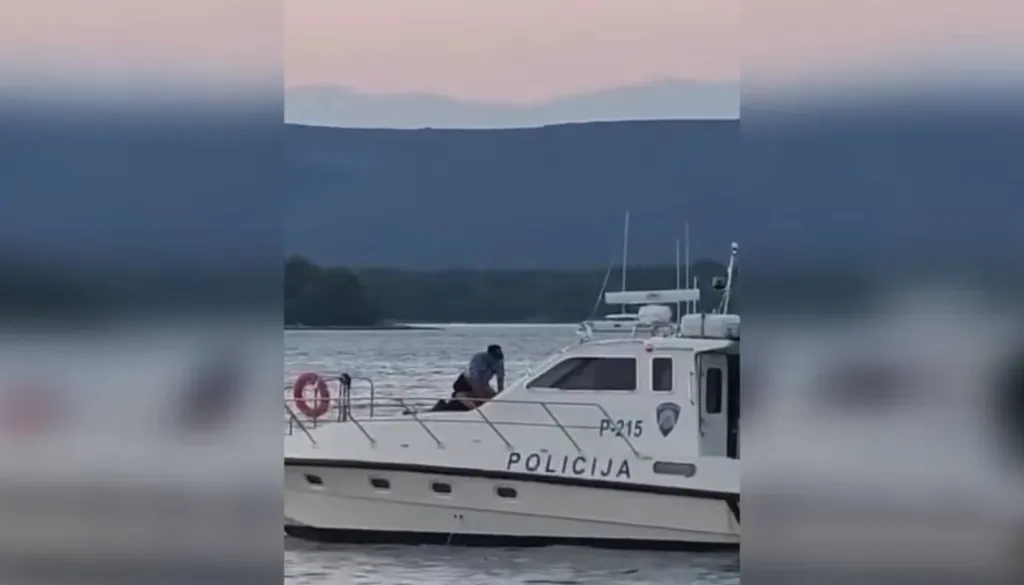 Hrvaško razburil posnetek policista, ki je psa vrgel v morje: Policija spremenila izjavo, psu pomagal fant iz Slovenije