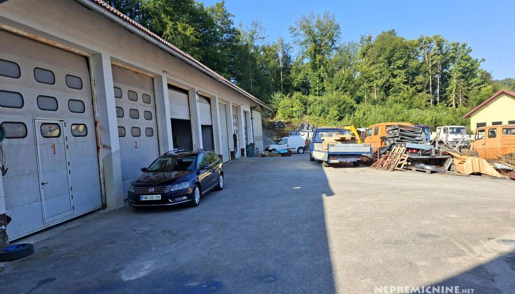Sredi dolenjskega mesta naprodaj ogromna delavnica: Poglejte, kaj dobite za 550 tisoč evrov