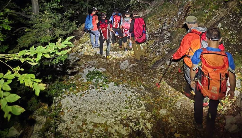 Komarča pokazala zobe: prestrašeno planinko reševali z vrvmi