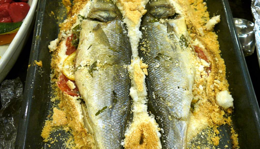 Brancin v soli, to je trik za popolno peko v domači pečici