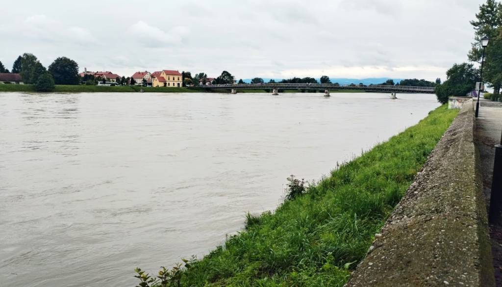 Drama na Štajerskem: Malčka nosila Drava, iz vode ga je rešil 81-letnik