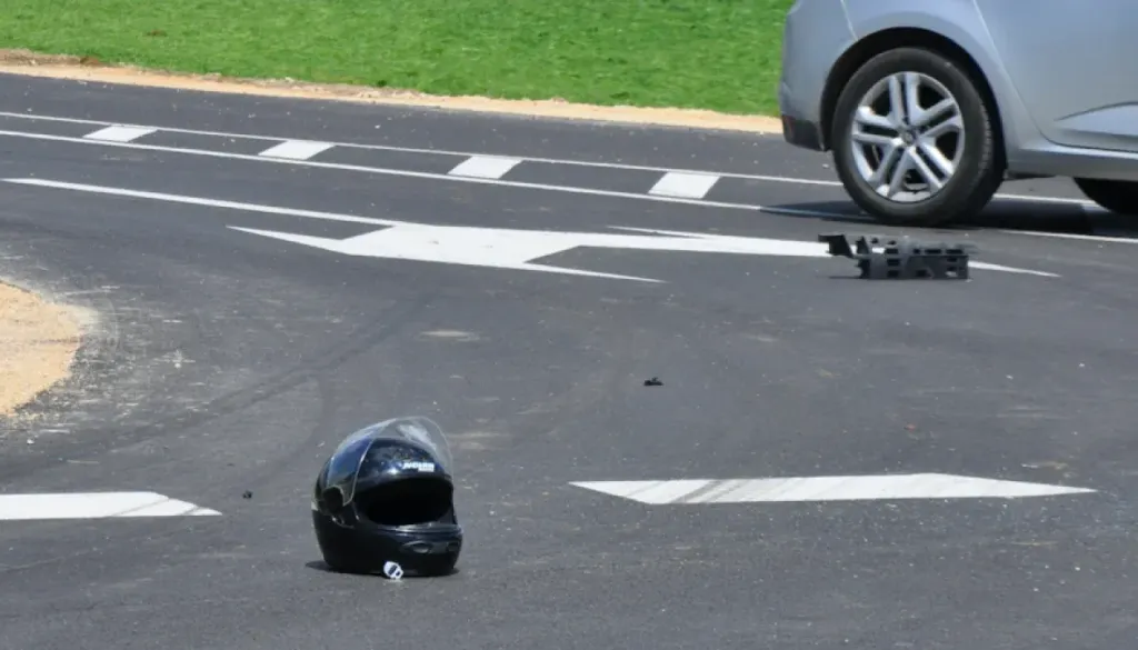 V Prlekiji prišlo do prometne nesreče, trčila avtomobil in motorno kolo