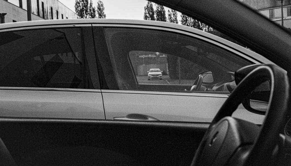 Saj ni res, pa je! Otroka skoraj uro pustila zaklenjenega v avtomobilu in odšla po nakupih