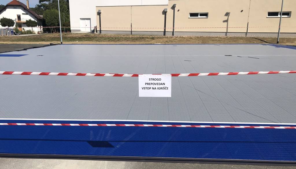 Prepoved očitno ni dovolj, občina opozarja na vožnjo po igrišču