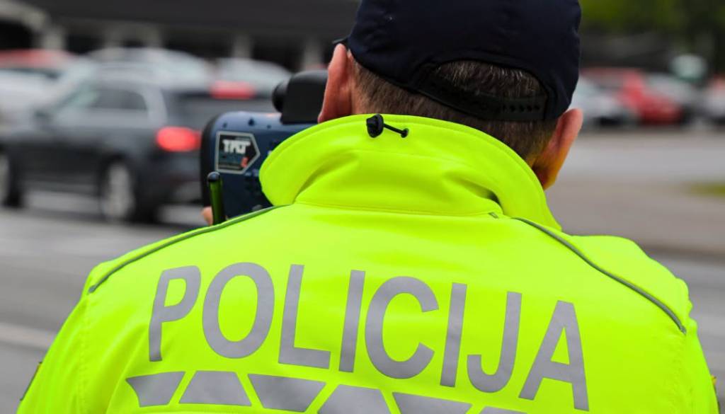 Divjanje po štajerskih cestah: Voznik BMW trikrat hitrejši od omejitve