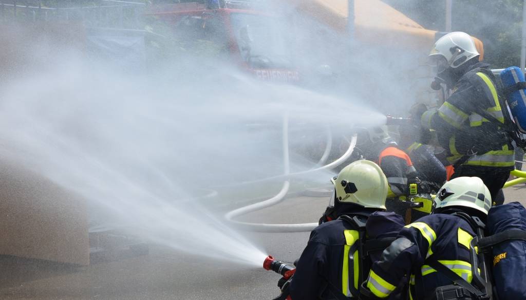 Ob stanovanjski hiši v Dražencih zagorela trava in odpadni material