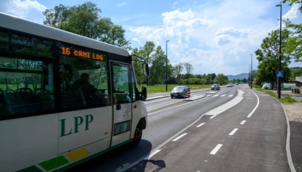 Grozljiv prizor pri Polhovem Gradcu: Avtobus vozil po napačni strani in zletel s ceste, dva poškodovana