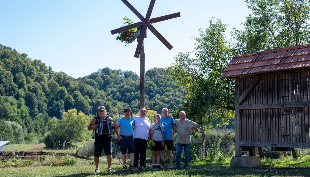 FOTO in VIDEO: V Halozah znova pojejo klopotci, obiskali smo Djočanovo domačijo