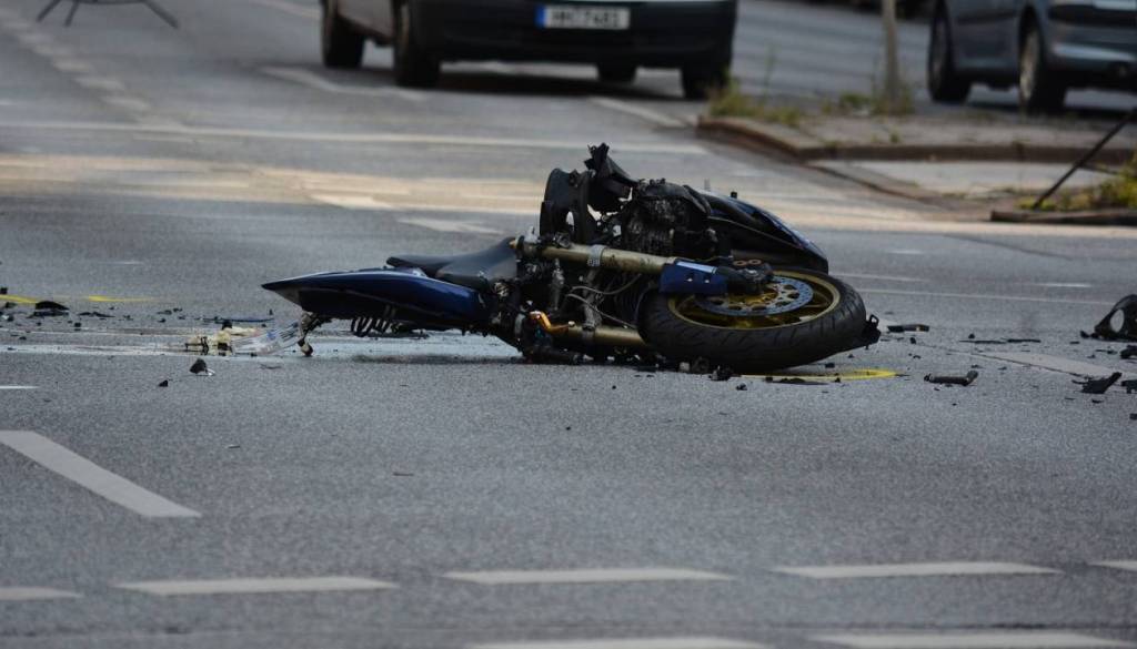 Tragičen razplet nesreče, hudo poškodovani motorist umrl
