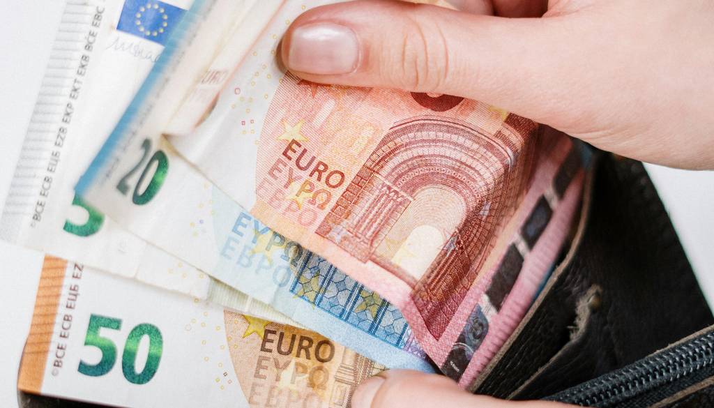 Pred začetkom šole prihaja pomembno nakazilo! Starši, preverite račune